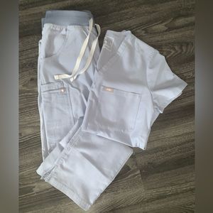 Figs scrub set. XS one pocket scrub top. XS straight leg bottom.